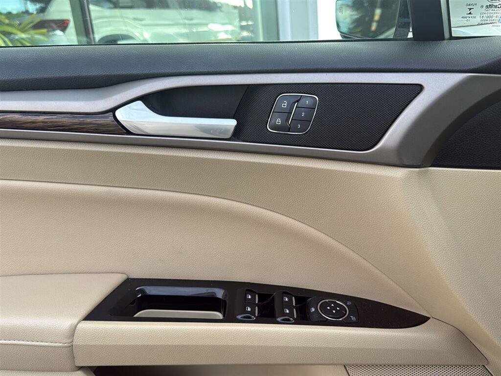 Used 2014 Ford Fusion SE w/ Equipment Group 502A FWD image 16