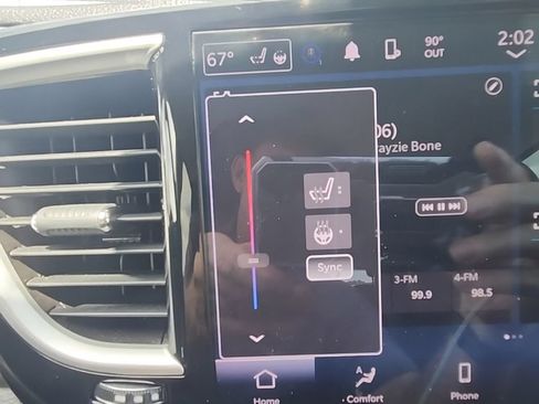 Used 2023 Chrysler Pacifica Touring-L FWD image 11