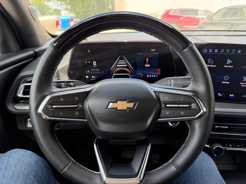 Used 2025 Chevrolet Traverse LT w/ Enhanced Driving Package FWD image 11