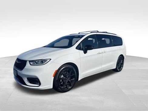 Used 2025 Chrysler Pacifica Limited image 1