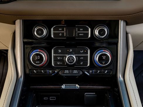 Used 2024 GMC Yukon XL Denali w/ Advanced Technology Package image 26