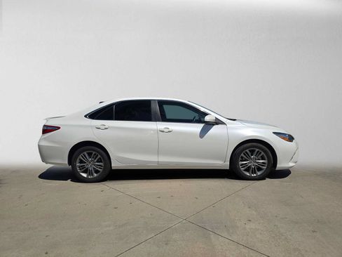 Used 2017 Toyota Camry SE w/ Moonroof Package FWD image 2