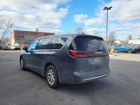 Used 2023 Chrysler Pacifica Touring-L image 5