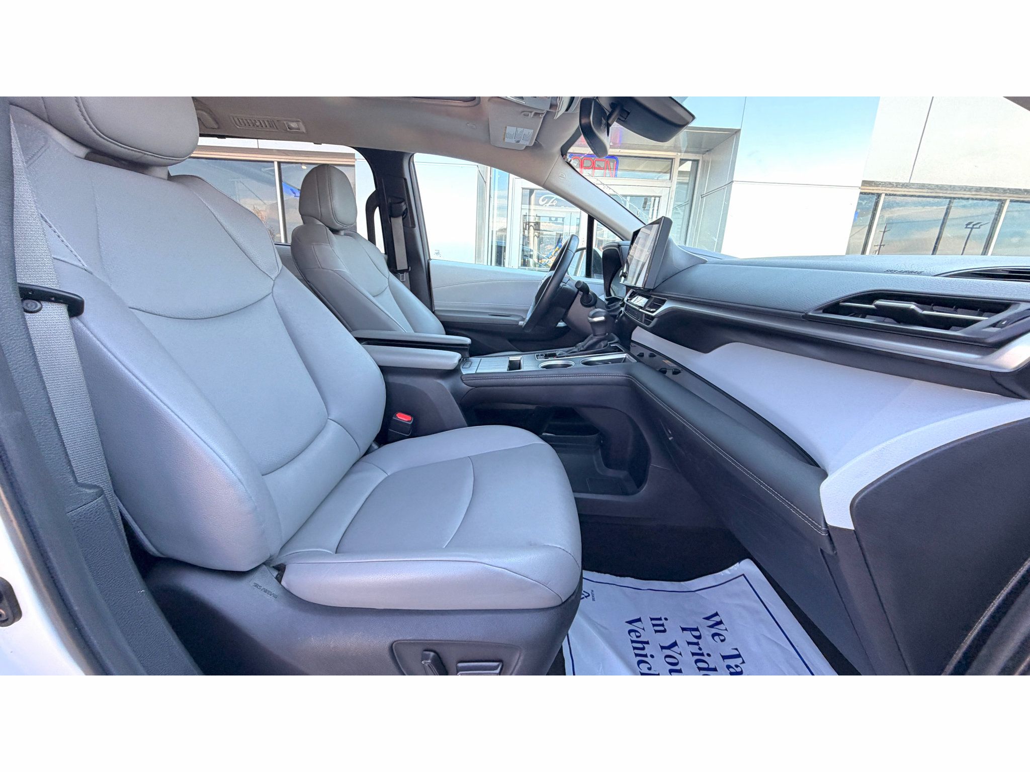 Used 2025 Toyota Sienna XLE FWD image 10