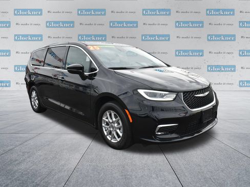 Used 2025 Chrysler Pacifica Select FWD image 3