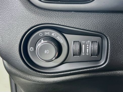 Used 2022 Jeep Renegade Altitude w/ Convenience Group AWD/4WD image 10