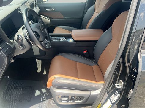 Used 2025 Lexus GX 550 w/ Accessory Package (2T) AWD/4WD image 5