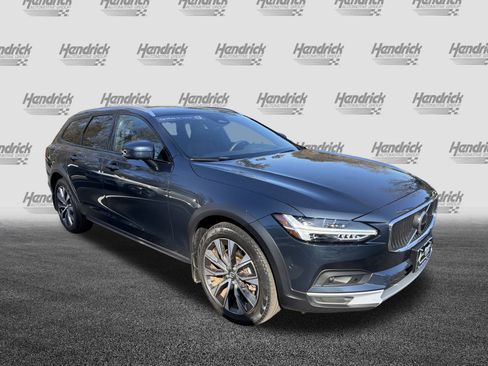 Certified 2022 Volvo V90 B6 Cross Country image 2