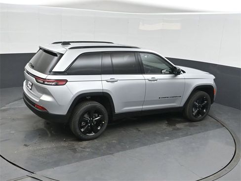 New 2025 Jeep Grand Cherokee Altitude image 28