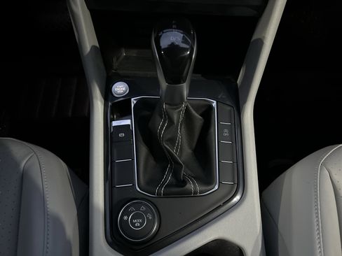 Used 2022 Volkswagen Tiguan SE image 47