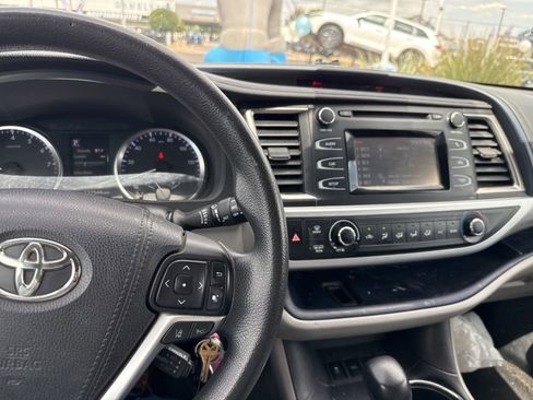 Used 2017 Toyota Highlander LE w/ Carpet Mat Package image 13