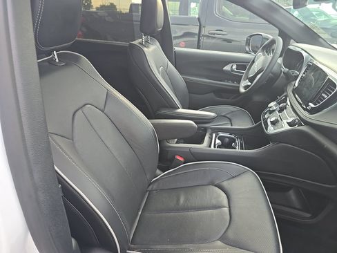 Used 2026 Chrysler Pacifica Limited AWD/4WD image 10