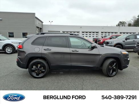 Used 2018 Jeep Cherokee Latitude w/ Altitude Package image 4