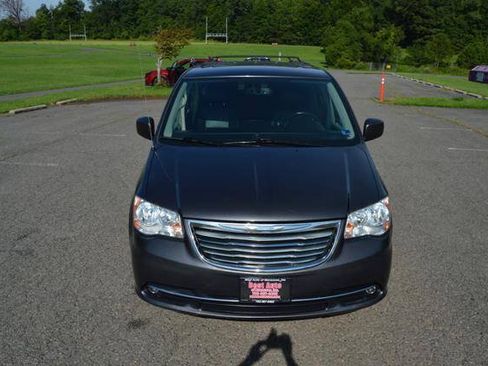 Used 2015 Chrysler Town & Country Touring FWD image 10