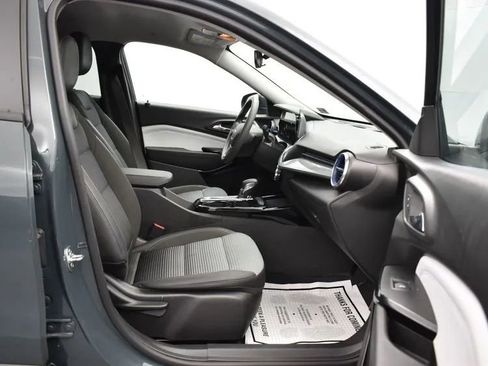 Used 2025 Chevrolet Trax LT image 17