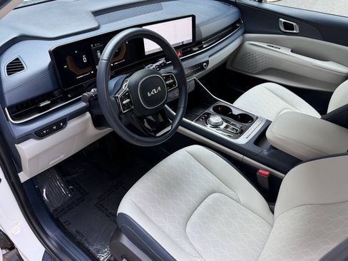 Used 2025 Kia Carnival EX FWD image 15
