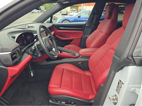 Used 2025 Porsche Macan 4 Electric w/ Premium Package AWD/4WD image 7