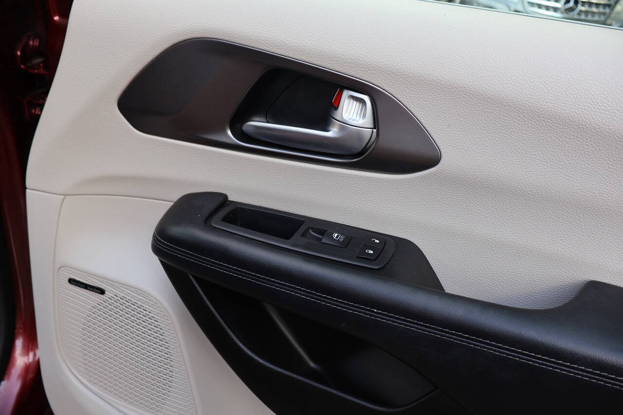 Used 2018 Chrysler Pacifica Limited FWD image 23
