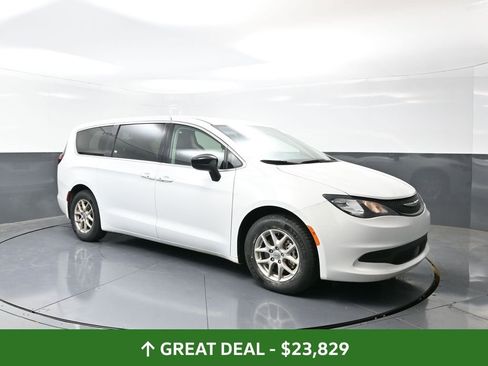 Used 2024 Chrysler Voyager LX image 4