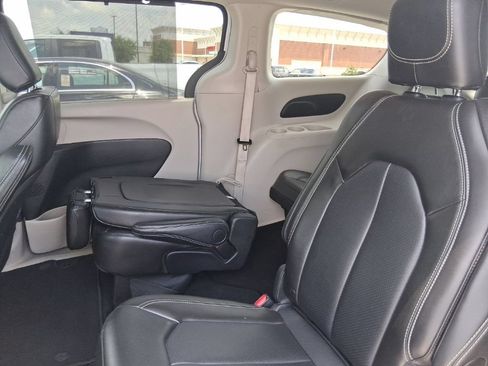 Used 2024 Chrysler Pacifica Touring-L FWD image 4