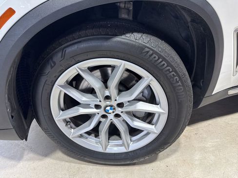 Used 2019 BMW X5 xDrive40i w/ Premium Package 2 AWD/4WD image 2