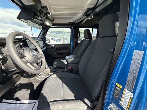 Used 2025 Jeep Gladiator Sport image 11