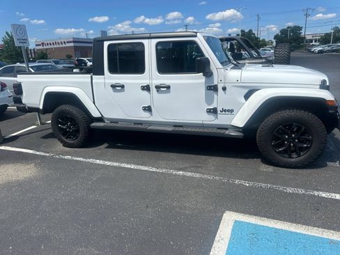 Used 2022 Jeep Gladiator Sport AWD/4WD image 2