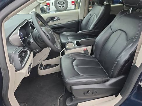 Used 2024 Chrysler Pacifica Limited FWD image 11