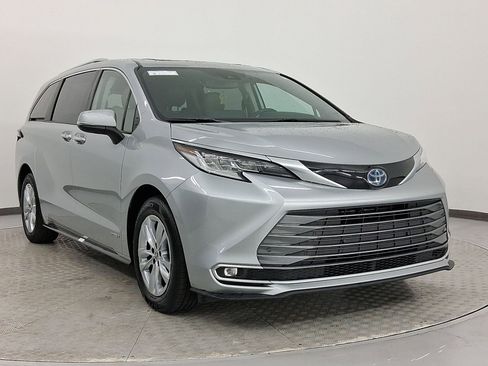 Used 2021 Toyota Sienna Limited image 7