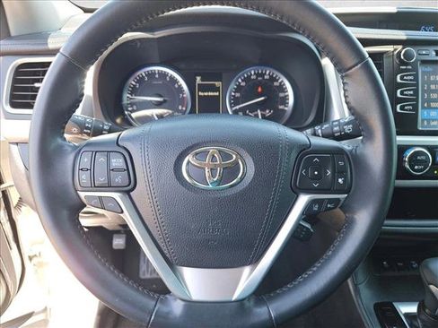 Used 2018 Toyota Highlander SE w/ Carpet Mat Package (TMS) AWD/4WD image 14