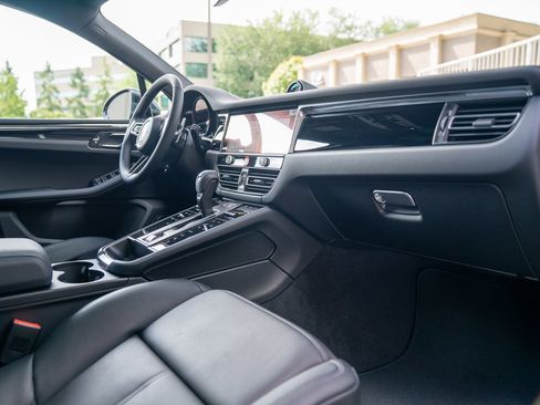 Certified 2025 Porsche Macan AWD/4WD image 22