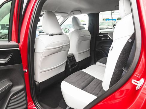 New 2025 Mitsubishi Outlander SE image 23