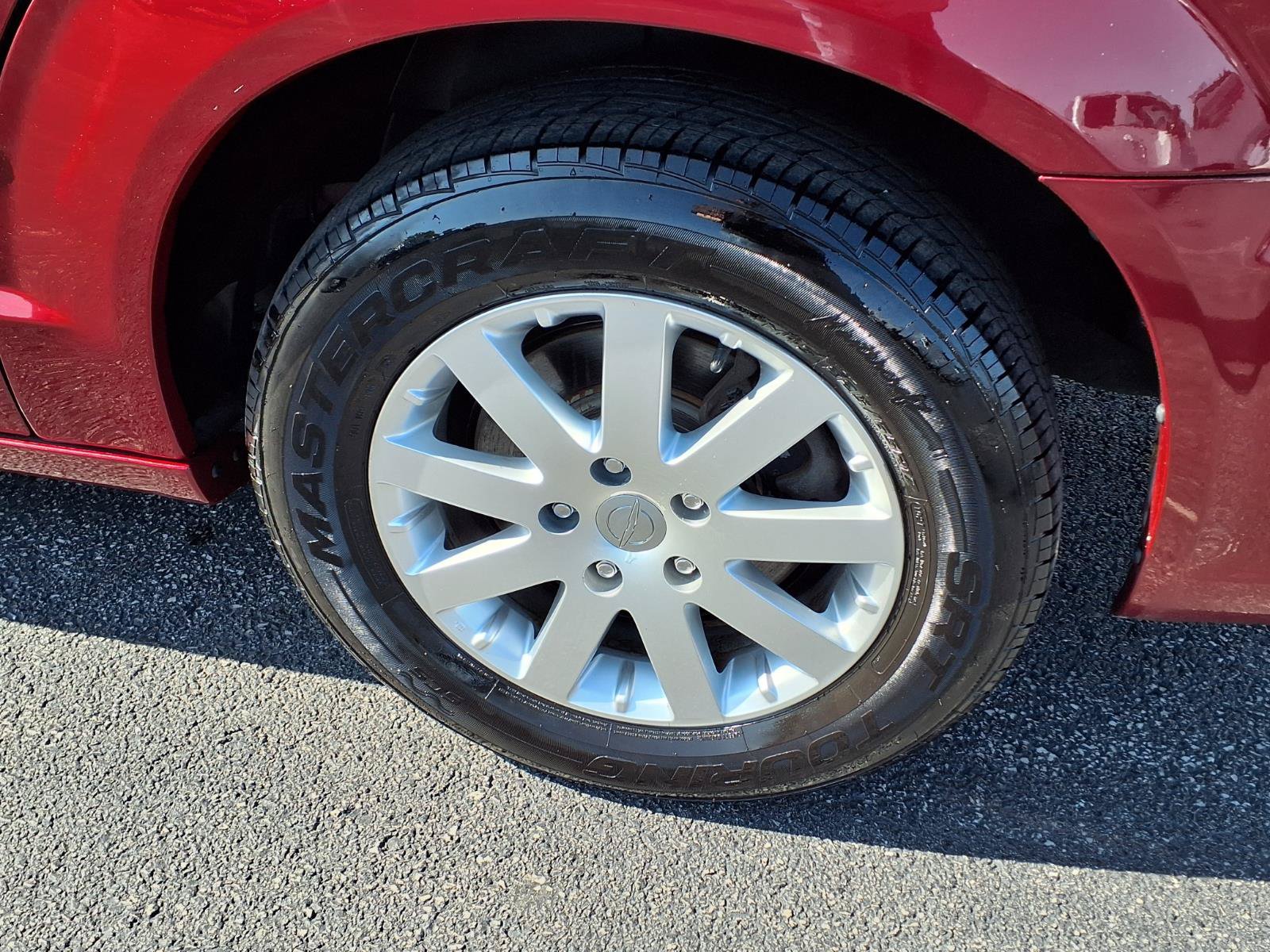 Used 2014 Chrysler Town & Country Touring FWD image 9