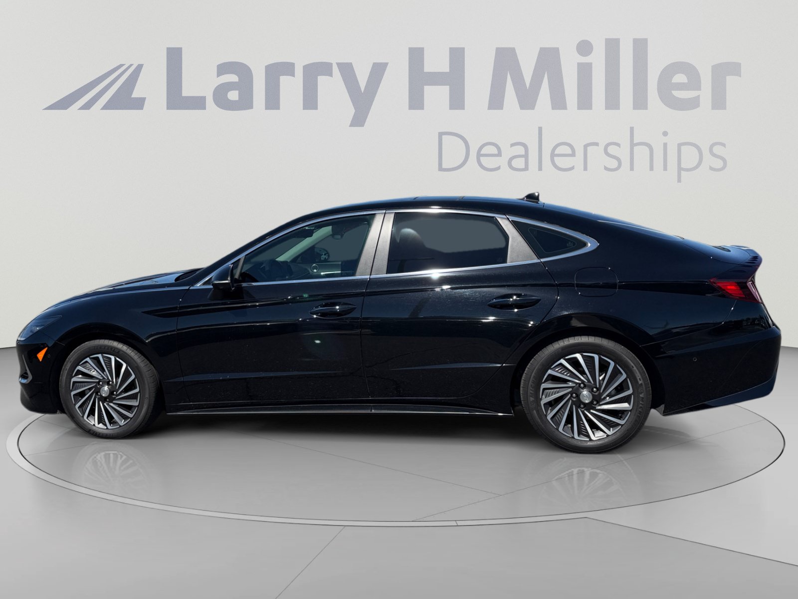 Used 2023 Hyundai Sonata Limited FWD image 2