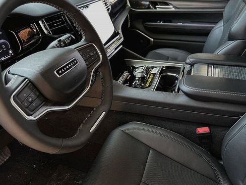 Used 2023 Jeep Wagoneer Series III w/ Preferred Equipment Group image 7