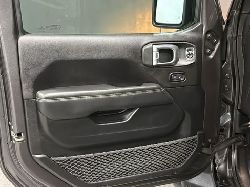 Used 2019 Jeep Wrangler Unlimited Sahara w/ Cold Weather Group AWD/4WD image 9