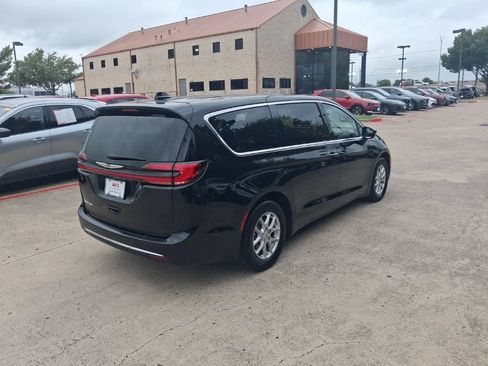 Used 2025 Chrysler Pacifica Select FWD image 7