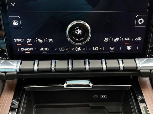 Used 2026 GMC Yukon Denali w/ Sun & Power Step Package AWD/4WD image 21