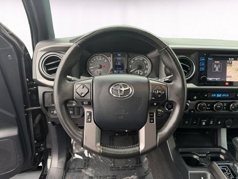Used 2019 Toyota Tacoma TRD Off-Road w/ TRD Premium Off Road Package AWD/4WD image 12