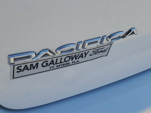 Used 2020 Chrysler Pacifica Limited image 10