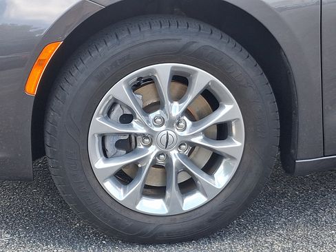 Used 2022 Chrysler Pacifica Touring-L AWD/4WD image 29