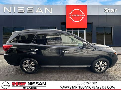 Used 2019 Nissan Pathfinder SV image 2