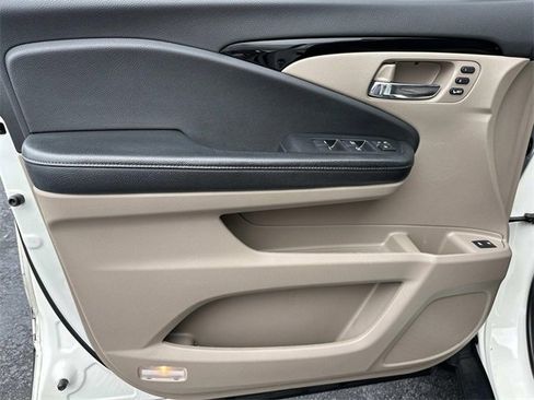 Used 2019 Honda Pilot Touring image 17