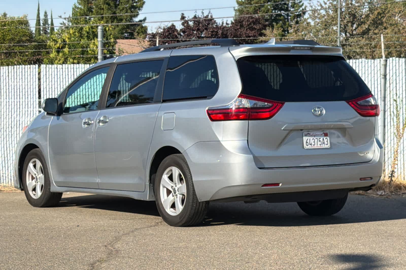 Used 2020 Toyota Sienna LE w/ LE Preferred Package FWD image 5