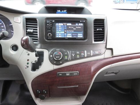 Used 2014 Toyota Sienna XLE image 16