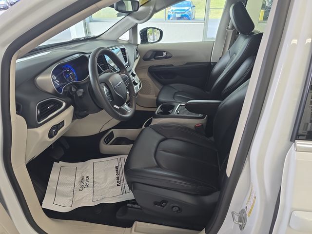 Used 2024 Chrysler Pacifica Touring-L FWD image 13