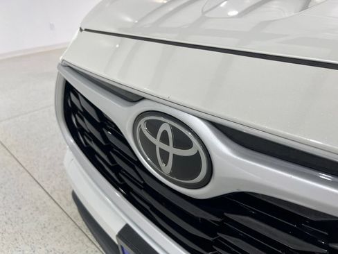 Used 2021 Toyota Highlander XLE AWD/4WD image 30