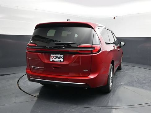 New 2027 Chrysler Pacifica Select AWD/4WD image 8