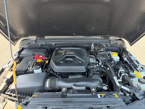 Used 2021 Jeep Wrangler Unlimited Sahara AWD/4WD image 18