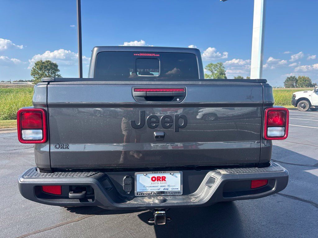 Used 2025 Jeep Gladiator Sport AWD/4WD image 5